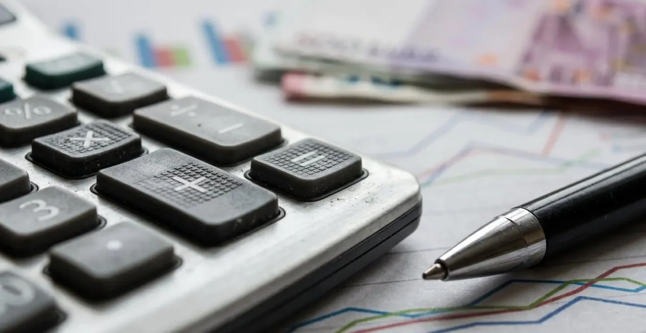 Analyse comparative de contrats d'assurance avec graphiques et tableaux de bord