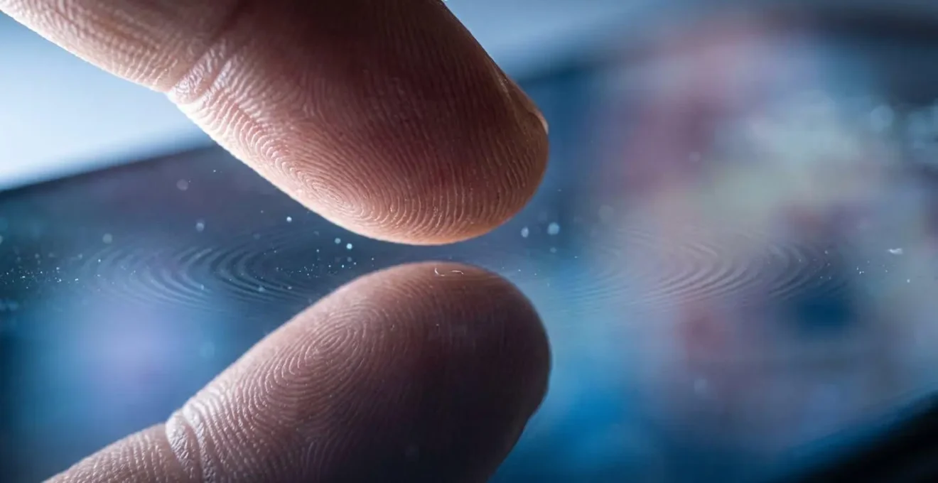 Représentation macro d'un doigt suspendu au-dessus d'une surface tactile symbolisant le moment de réflexion avant validation